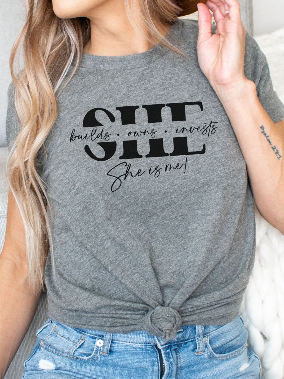 woman wearing gray t-shirt with inspiring text