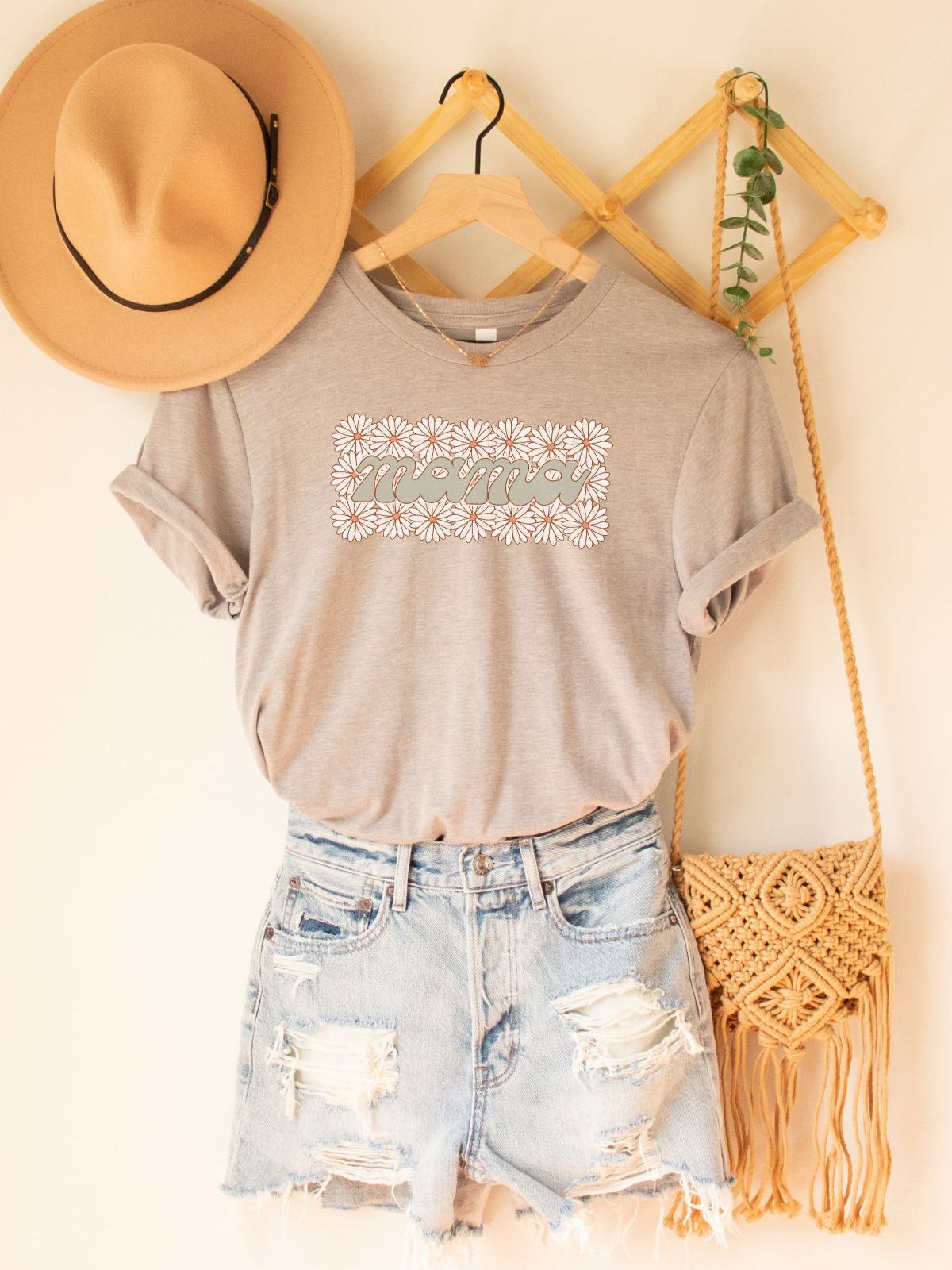 Mama T-shirt with daisies design