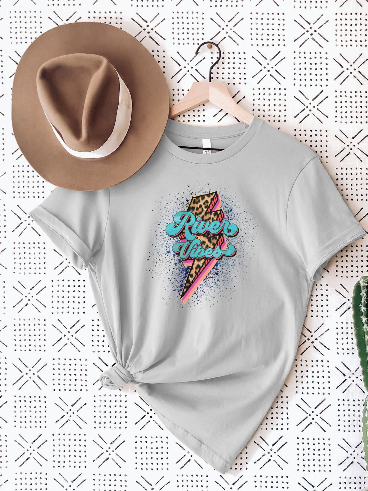 Gray t-shirt with retro vibes design and cowboy hat