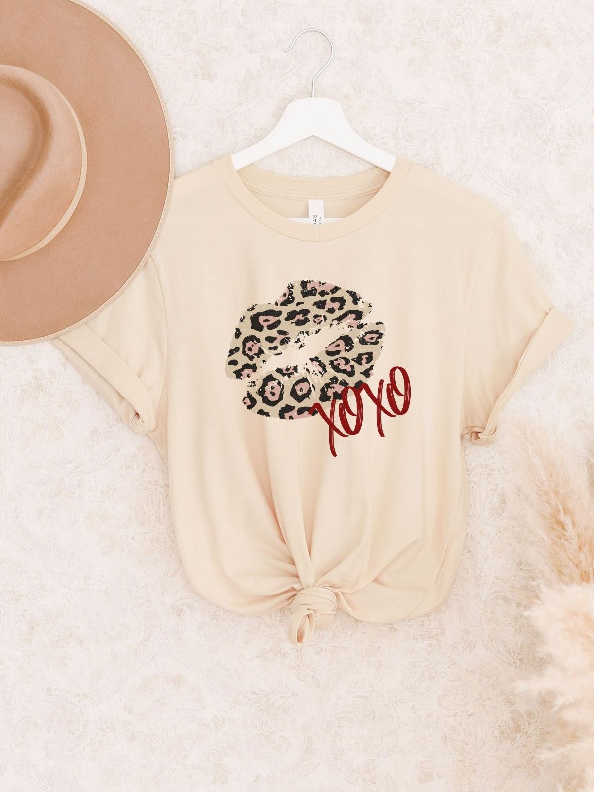 beige t-shirt with leopard print kiss and xoxo design