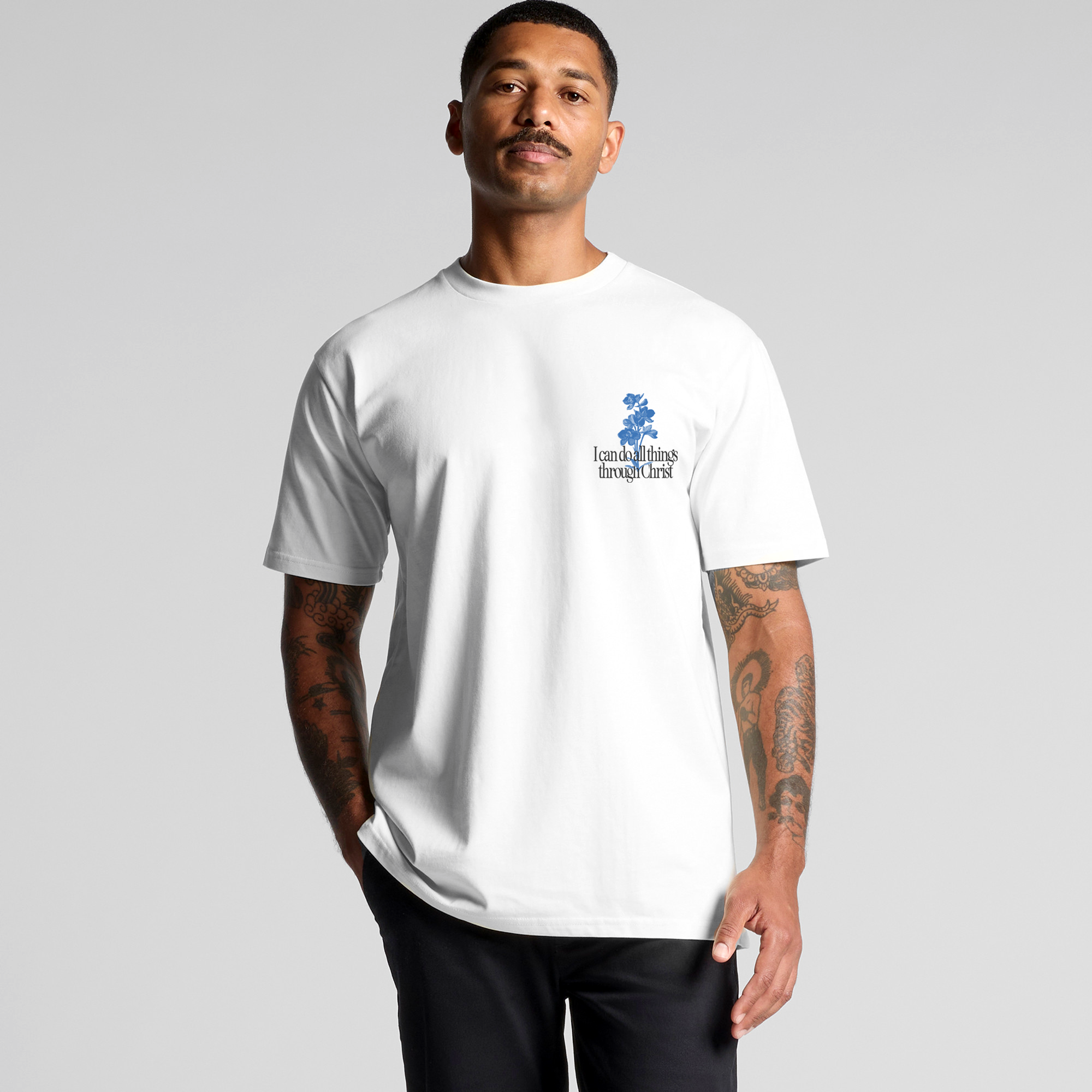 Camiseta gráfica "Todo lo puedo en Cristo"