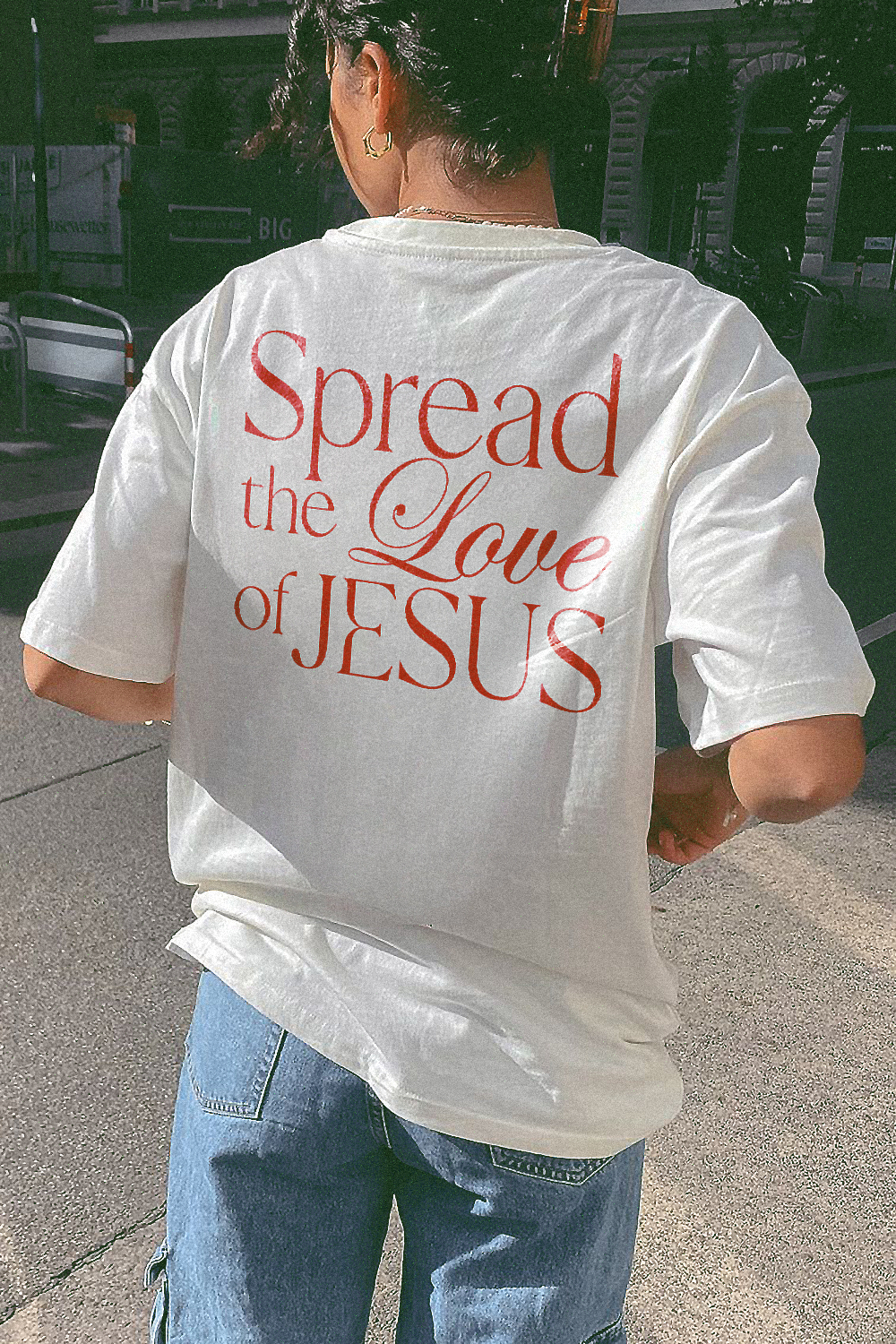 Camiseta gráfica "Difunde el amor de Jesús"